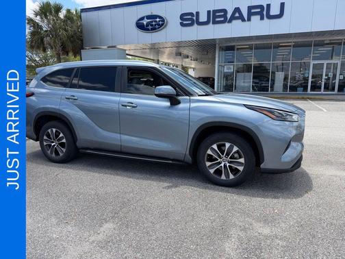 Moon Dust 2023 Toyota Highlander Hybrid XLE