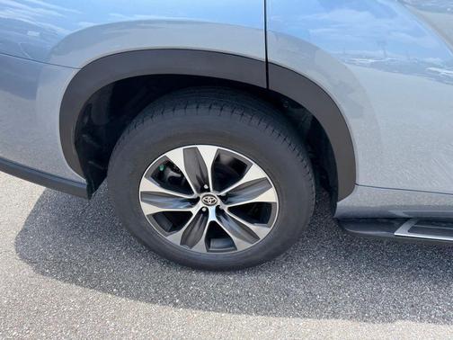 Moon Dust 2023 Toyota Highlander Hybrid XLE