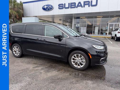 Brilliant Black Crystal Pearlcoat 2023 Chrysler Pacifica Touring L