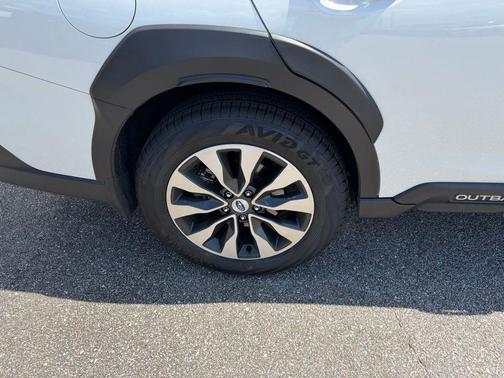 Crystal White Pearl 2024 Subaru Outback Limited