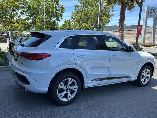 Glacier White Metallic 2025 Audi Q5 Premium TFSI quattro S tronic