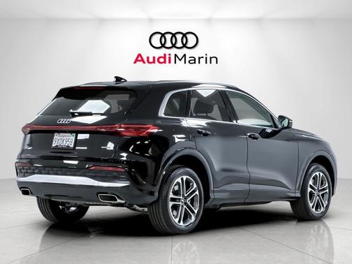 Mythos Black Metallic 2025 Audi Q5 Premium Plus TFSI quattro S tronic