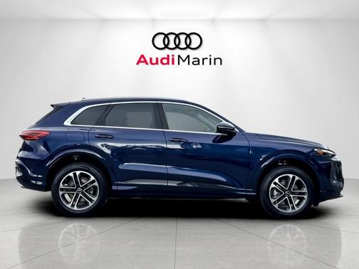 Navarra Blue Metallic 2026 Audi Q5 Premium TFSI quattro S tronic