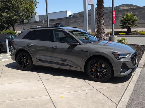 Chronos Gray 2023 Audi e-tron Premiumwe