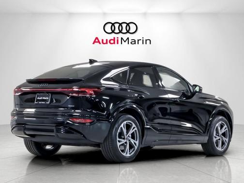 Mythos Black Metallic 2027 Audi Q6 e-tron Sportback Premium Plus