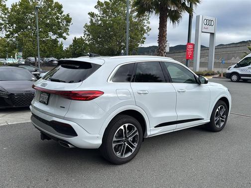 Glacier White Metallic 2025 Audi Q5 Premium TFSI quattro S tronic