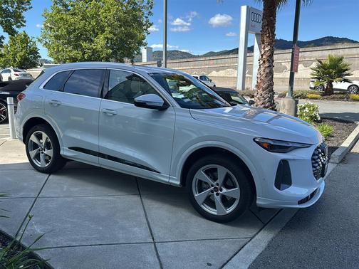 Glacier White Metallic 2025 Audi Q5 Premium Plus TFSI quattro S tronic