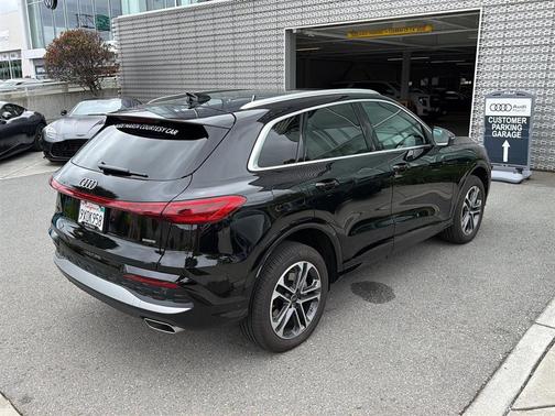 Mythos Black Metallic 2025 Audi Q5 Premium Plus TFSI quattro S tronic