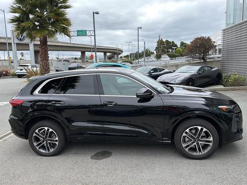 Mythos Black Metallic 2025 Audi Q5 Premium Plus TFSI quattro S tronic