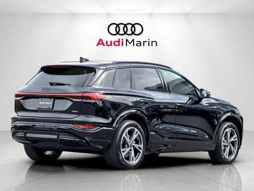 Mythos Black Metallic 2027 Audi Q6 e-tron Premium Plus quattro