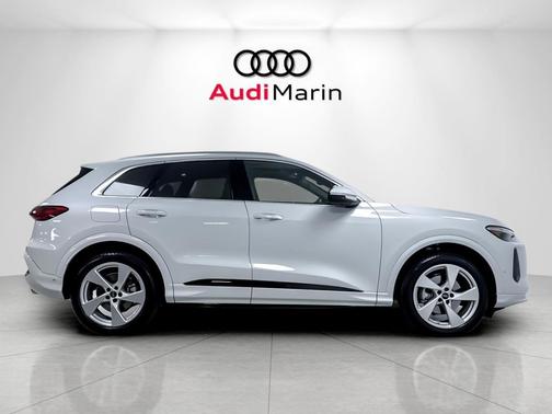 Glacier White Metallic 2025 Audi Q5 Prestige TFSI quattro S tronic
