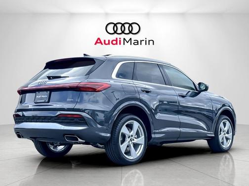 Tambora Gray Metallic 2026 Audi Q5 Premium Plus