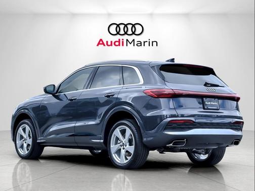 Tambora Gray Metallic 2026 Audi Q5 Premium Plus
