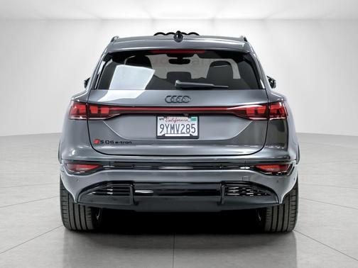 Daytona Gray Pearl Effect 2027 Audi SQ6 e-tron Prestige