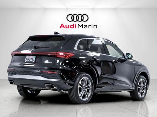 Mythos Black Metallic 2025 Audi Q5 Premium Plus TFSI quattro S tronic