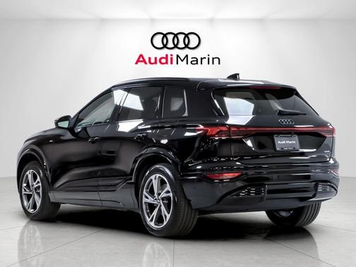 Mythos Black Metallic 2027 Audi Q6 e-tron Premium Plus