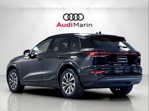 Mythos Black Metallic 2027 Audi Q6 e-tron Premium