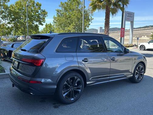 Samurai Gray Metallic 2026 Audi Q7 45 Premium Plus