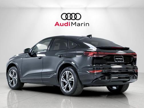 Mythos Black Metallic 2027 Audi Q6 e-tron Sportback Premium Plus