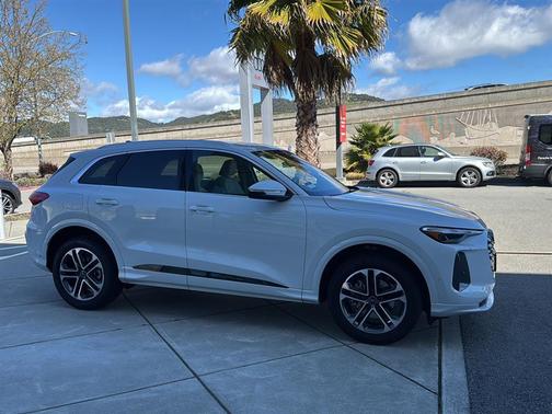 2025 Audi Q5 Premium TFSI quattro S tronic