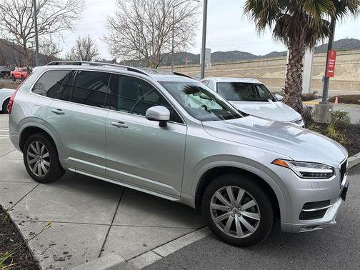 2016 Volvo XC90 T6 Momentum