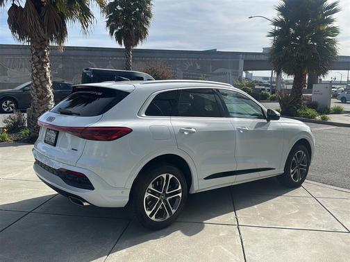 Glacier White Metallic 2025 Audi Q5 Premium Plus TFSI quattro S tronic