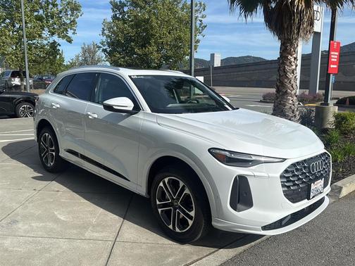 Glacier White Metallic 2025 Audi Q5 Premium Plus TFSI quattro S tronic