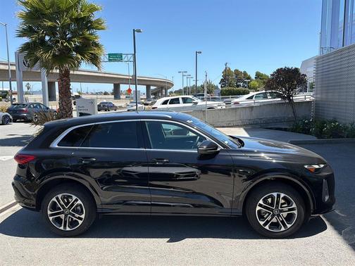 Mythos Black Metallic 2025 Audi Q5 Premium TFSI quattro S tronic