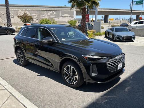 Mythos Black Metallic 2025 Audi Q5 Premium TFSI quattro S tronic