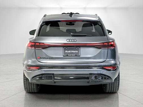 Daytona Gray Pearl Effect 2027 Audi SQ6 e-tron Premium Plus