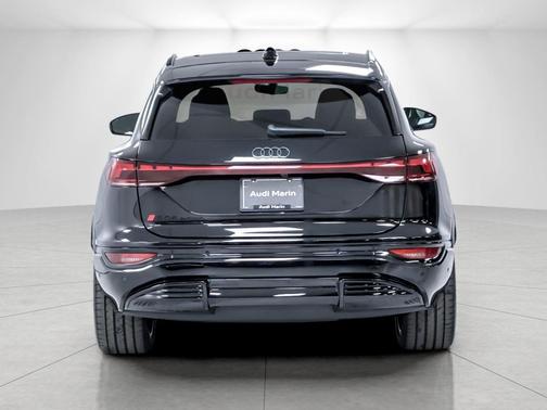 Mythos Black Metallic 2027 Audi SQ6 e-tron Premium Plus