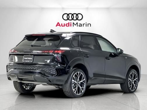 Mythos Black Metallic 2026 Audi Q3 TFSI quattro S tronic