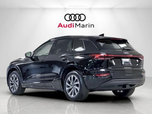 Mythos Black Metallic 2025 Audi Q6 e-tron Premium Plus quattro
