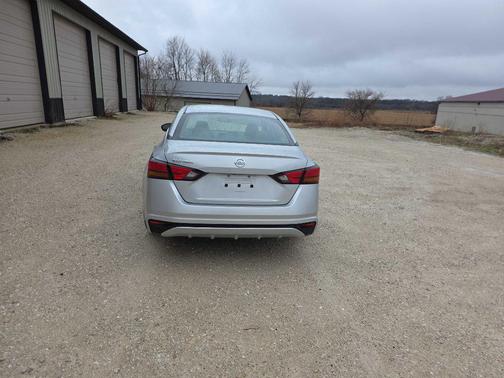 Brilliant Silver Metallic 2022 Nissan Altima S FWD