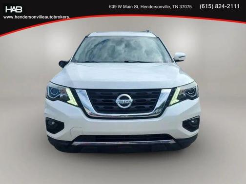 White 2017 Nissan Pathfinder Platinum
