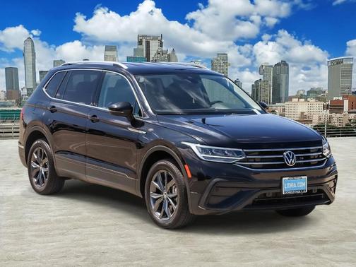 Deep Black Pearl Effect 2022 Volkswagen Tiguan 2.0T SE