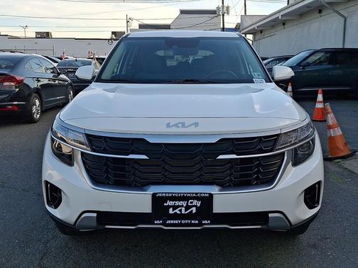 Snow White Pearl 2024 Kia Seltos LX
