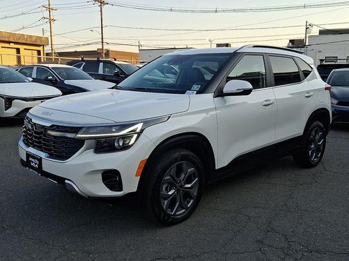 Snow White Pearl 2024 Kia Seltos S