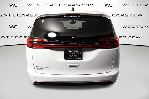 Bright White Clearcoat 2027 Chrysler Pacifica L