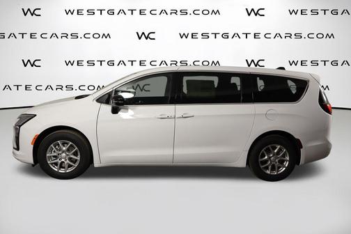 Bright White Clearcoat 2027 Chrysler Pacifica L