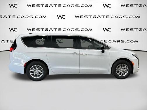 Bright White Clearcoat 2027 Chrysler Pacifica L