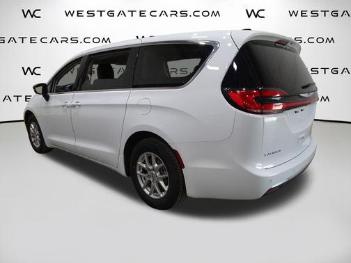2024 Chrysler Pacifica Touring-L