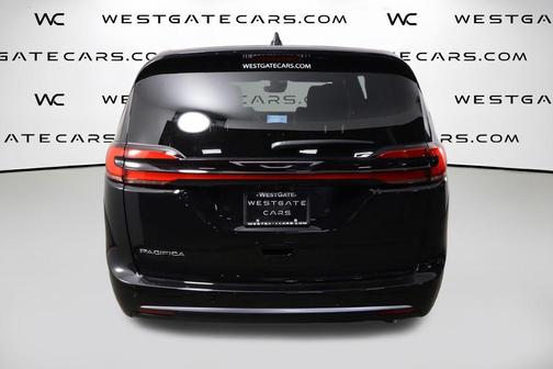 Diamond Black Crystal Pearlcoat 2027 Chrysler Pacifica L