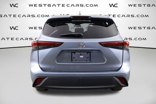 Moon Dust 2023 Toyota Highlander XLE
