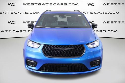 Hydro Blue Pearlcoat 2026 Chrysler Pacifica Limited