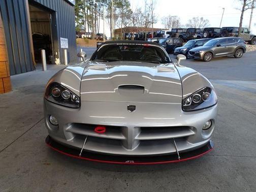 Photo 2 of 32 of 2005 Dodge Viper SRT-10