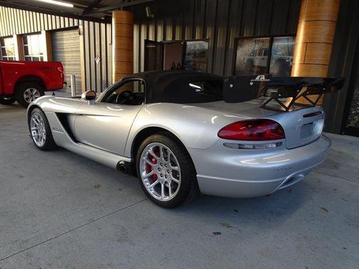 Photo 3 of 32 of 2005 Dodge Viper SRT-10