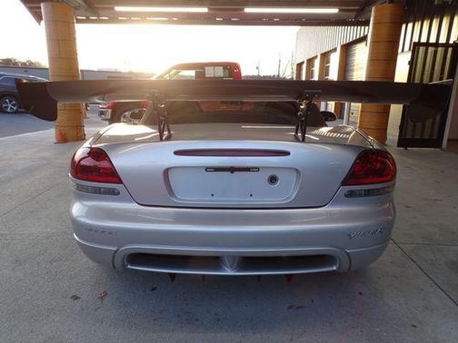 Photo 4 of 32 of 2005 Dodge Viper SRT-10