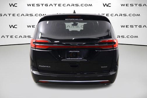Diamond Black Crystal Pearlcoat 2027 Chrysler Pacifica L