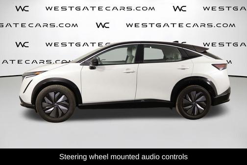 Everest White Pearl Tricoat/Black Diamond Pearl 2023 Nissan ARIYA ENGAGE